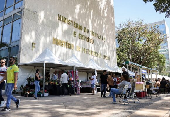 Governo notifica patrões sobre atraso do FGTS de empregadas domésticas