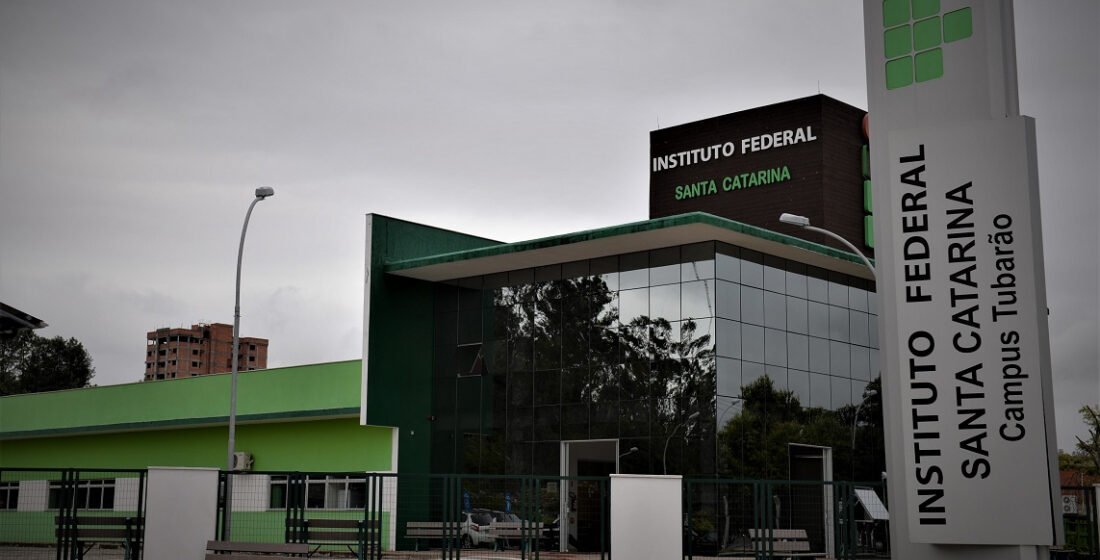 IFSC abre mais de 50 vagas para professores com salários de até R$ 8 mil; veja cidades