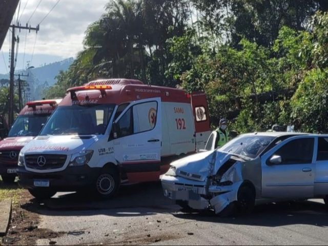 Criança fica ferida após carro bater em poste, em Orleans Criança fica ferida após carro bater em poste, em Orleans