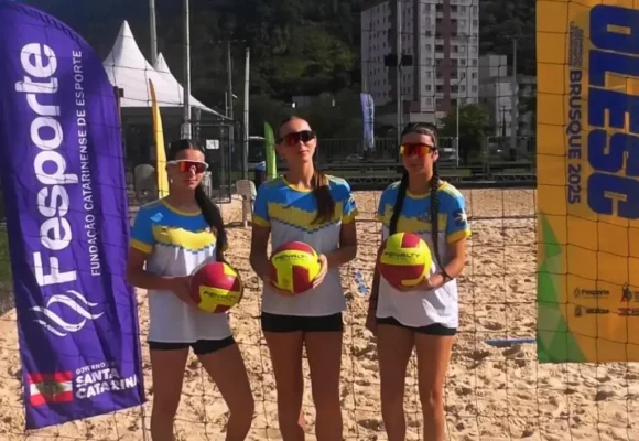 Atletas do projeto Escolinhas Esportivas representam Capivari de Baixo na Olesc, em Brusque