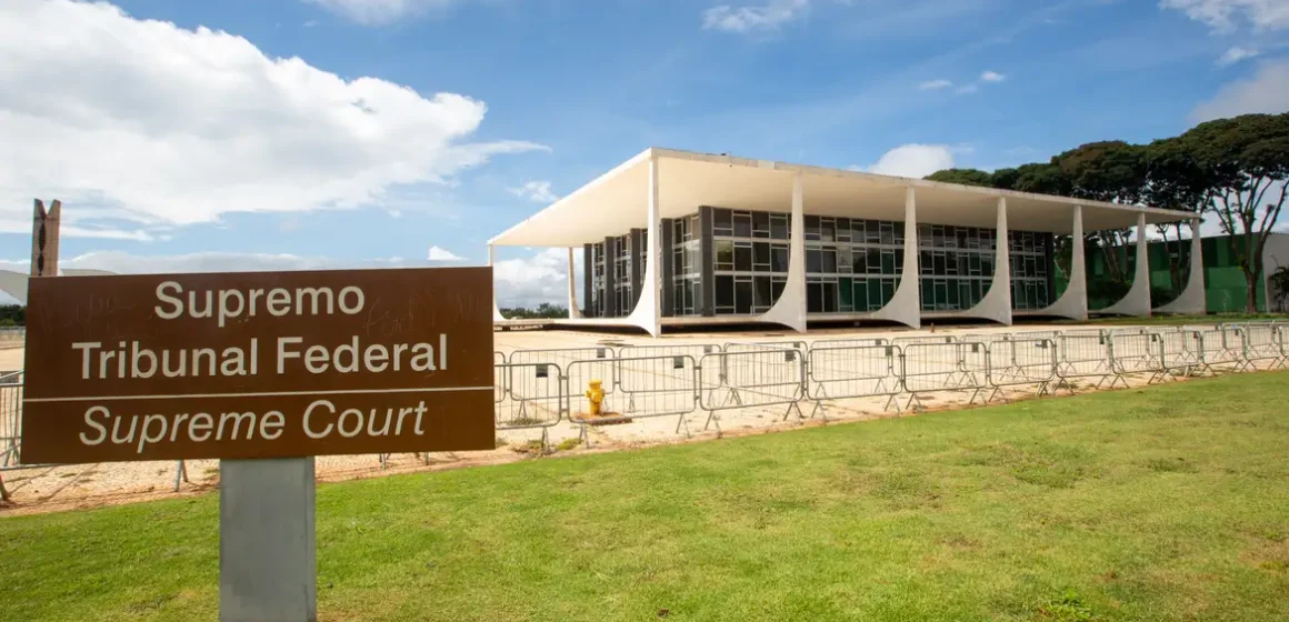 STF: Moraes e Dino votam por manter prisão de Bolsonaro