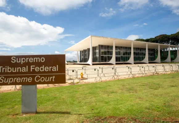 STF: Moraes e Dino votam por manter prisão de Bolsonaro