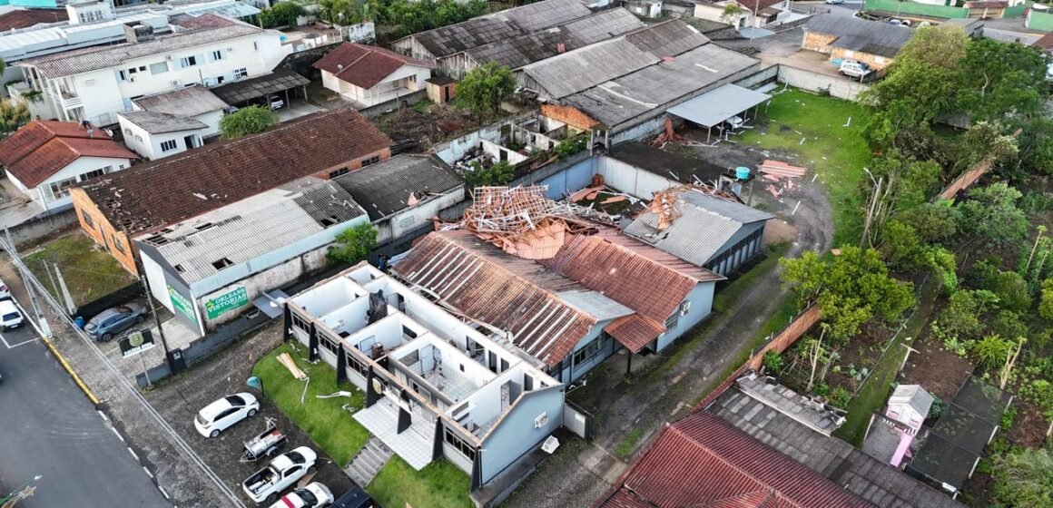 Vendaval causa danos em Orleans e destrói telhado da delegacia