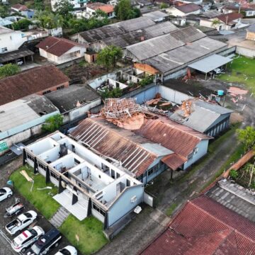 Vendaval causa danos em Orleans e destrói telhado da delegacia