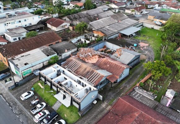 Vendaval causa danos em Orleans e destrói telhado da delegacia