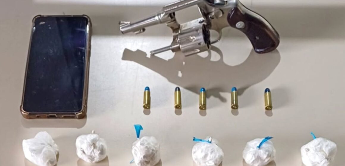 Homem é preso por tráfico de drogas e posse ilegal de arma em Tubarão