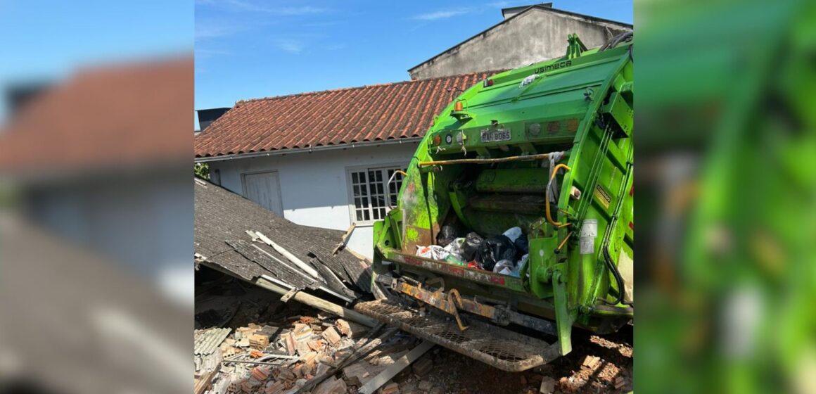 Caminhão da coleta de lixo que invadiu casa em Tubarão ainda permanece no local Caminhão da coleta de lixo que invadiu casa em Tubarão ainda permanece no local