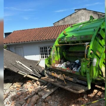 Caminhão da coleta de lixo que invadiu casa em Tubarão ainda permanece no local