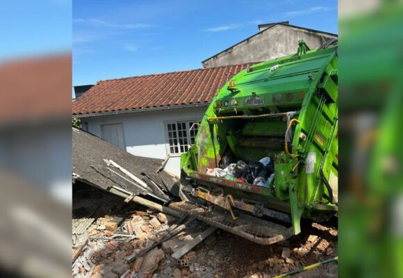 Caminhão da coleta de lixo que invadiu casa em Tubarão ainda permanece no local