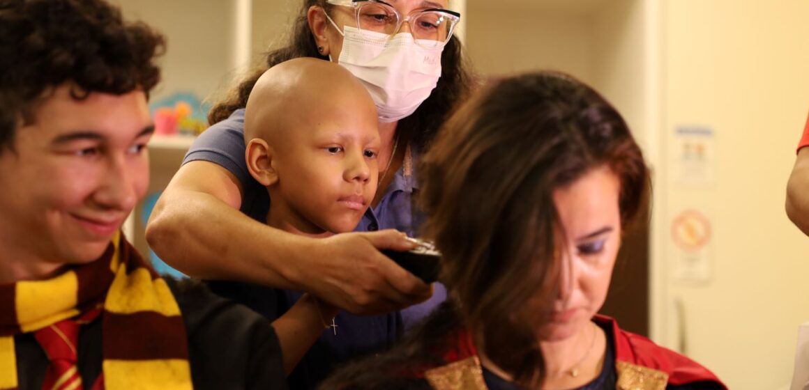 Crianças raspam cabelo de super-heróis em ação pelo diagnóstico do câncer infantil em SC