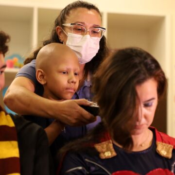 Crianças raspam cabelo de super-heróis em ação pelo diagnóstico do câncer infantil em SC