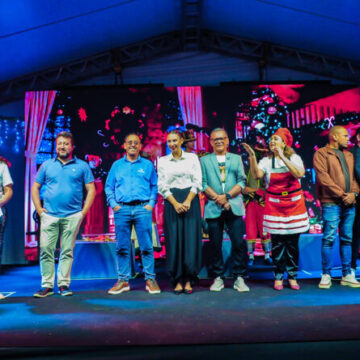 Parada de Natal movimenta Capivari de Baixo em noite de festa e emoção