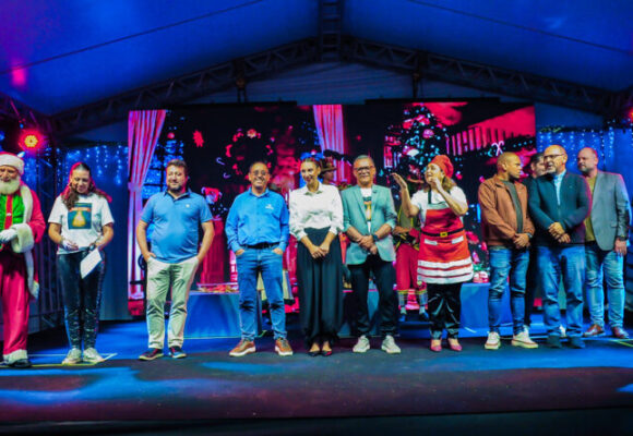 Parada de Natal movimenta Capivari de Baixo em noite de festa e emoção