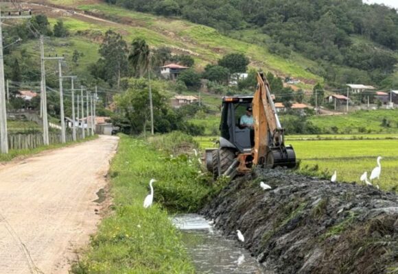Defesa Civil intensifica limpeza de valas e córregos em Santa Luzia e Oficinas