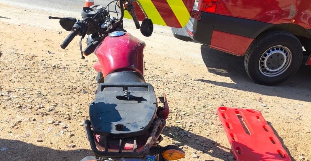 Jovem fica ferido em colisão entre carro e moto em Sangão