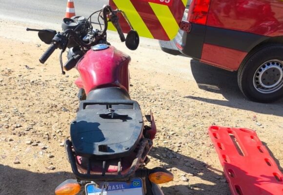 Jovem fica ferido em colisão entre carro e moto em Sangão