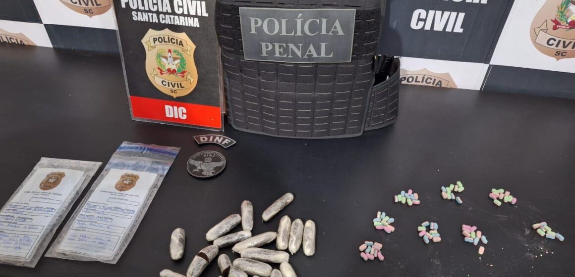 Professora é flagrada levando drogas e celular para detento no Presídio Regional de Tubarão