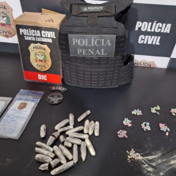 Professora é flagrada levando drogas e celular para detento no Presídio Regional de Tubarão