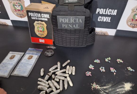 Professora é flagrada levando drogas e celular para detento no Presídio Regional de Tubarão