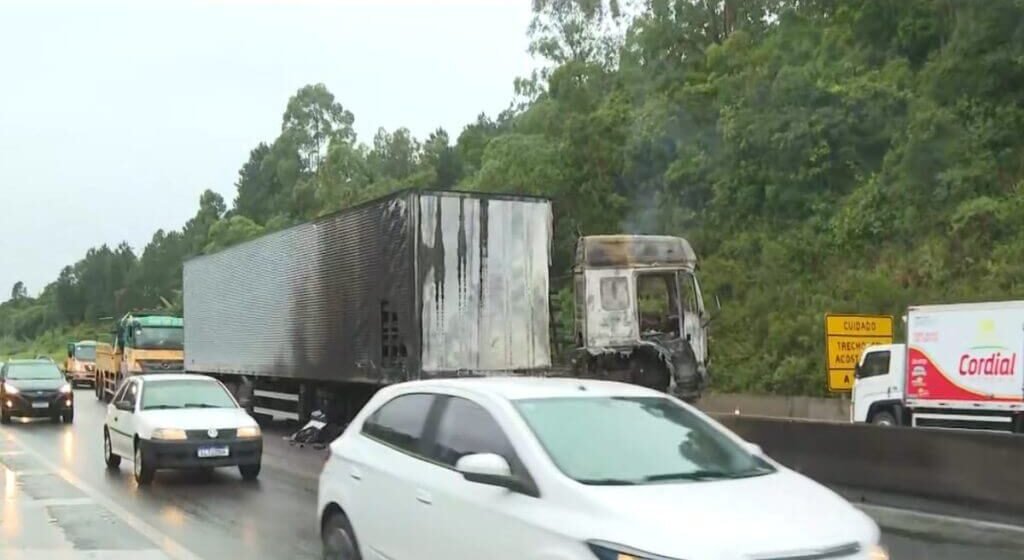 Caminhão tomba, pega fogo e pista é parcialmente interditada no Morro dos Cavalos, em Palhoça Caminhão tomba, pega fogo e pista é parcialmente interditada no Morro dos Cavalos, em Palhoça