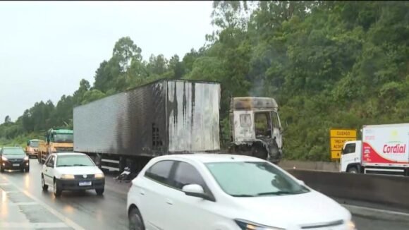 Caminhão tomba, pega fogo e pista é parcialmente interditada no Morro dos Cavalos, em Palhoça