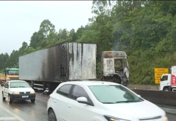 Caminhão tomba, pega fogo e pista é parcialmente interditada no Morro dos Cavalos, em Palhoça