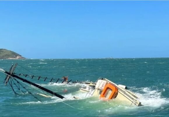 Escuna afunda perto da Praia do Ypoã e cinco pessoas são resgatadas em Laguna