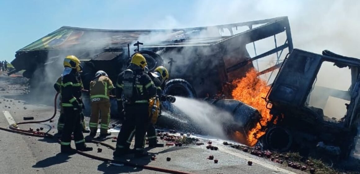 Carreta carregada com cebolas tomba, pega fogo e interdita a BR-101 no Sul de SC