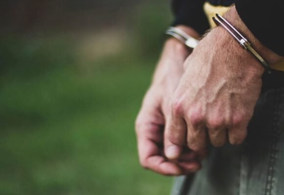 Homem com mandado de prisão é detido durante abordagem em Garopaba