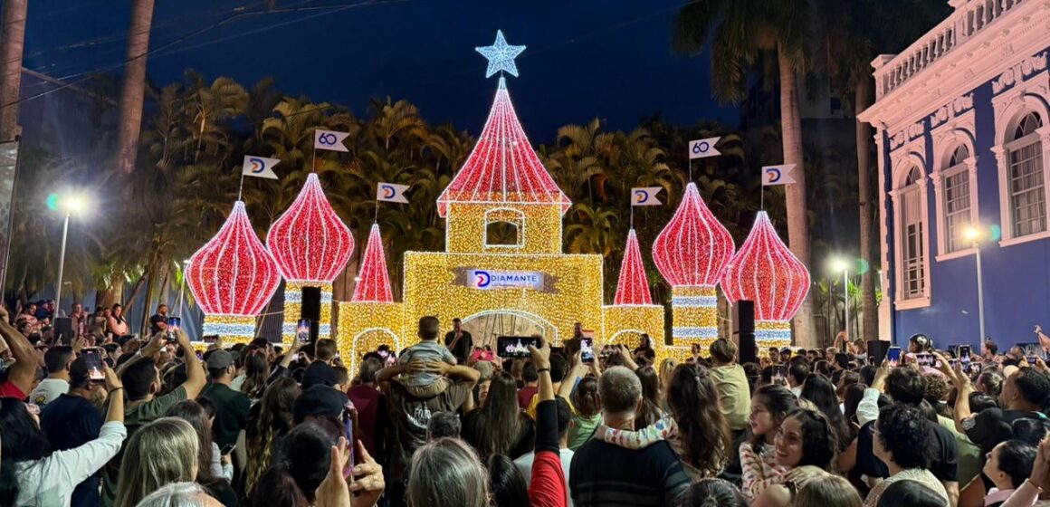 Luzes do Castelo Diamante dão início à época de Natal em Tubarão