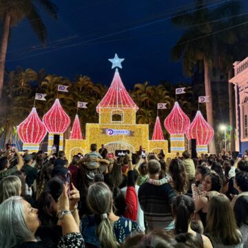 Luzes do Castelo Diamante dão início à época de Natal em Tubarão