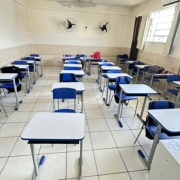 Escolas de Capivari de Baixo recebem móveis e materiais novos