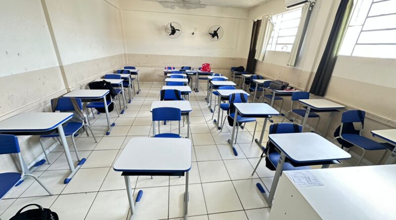 Escolas de Capivari de Baixo recebem móveis e materiais novos