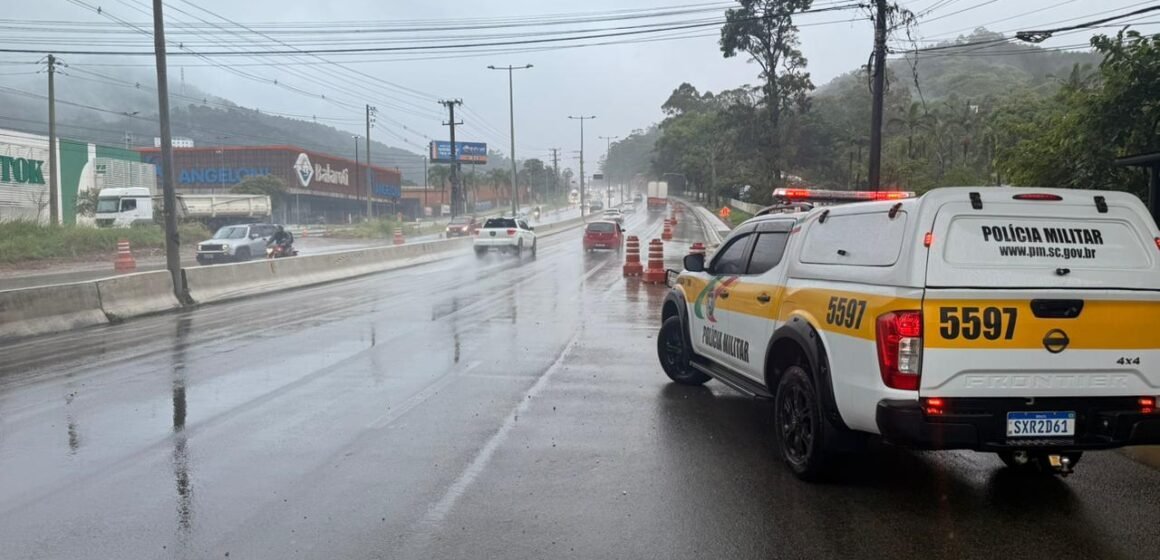 Chuva ultrapassa o esperado para o mês e provoca alagamentos e enxurradas em SC