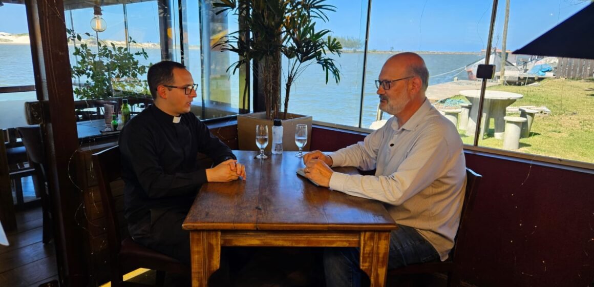 Estúdio de Verão destaca fé, juventude e grandes eventos religiosos em entrevista com Padre Adson