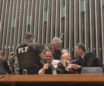 Motta alega questão de segurança para expulsar jornalistas do plenário; entidades denunciam censura