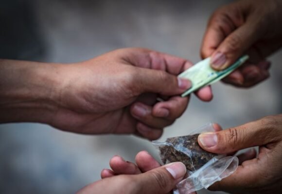 Adolescente é apreendido por venda de drogas perto de praça em Tubarão