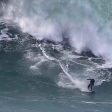 Surfista de Jaguaruna é engolido por onda gigante