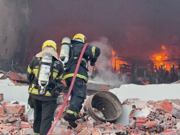 Incêndio atinge fábrica têxtil em Turvo e destrói setor de produção
