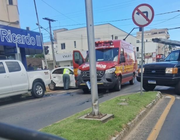 Ambulância dos bombeiros colide com carro, em Braço do Norte