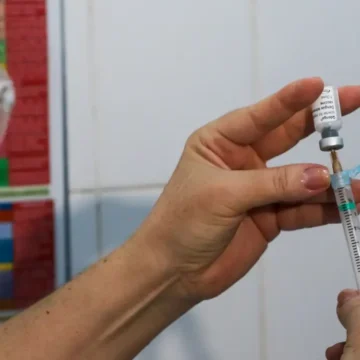 Laguna inicia vacinação contra dengue para crianças de 10 a 14 anos