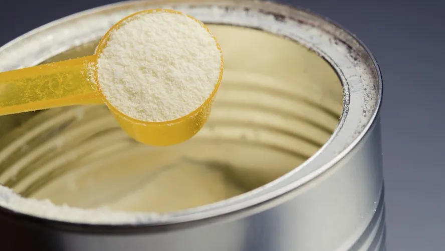 Governador sanciona lei que proíbe reconstituição de leite em pó importado em SC