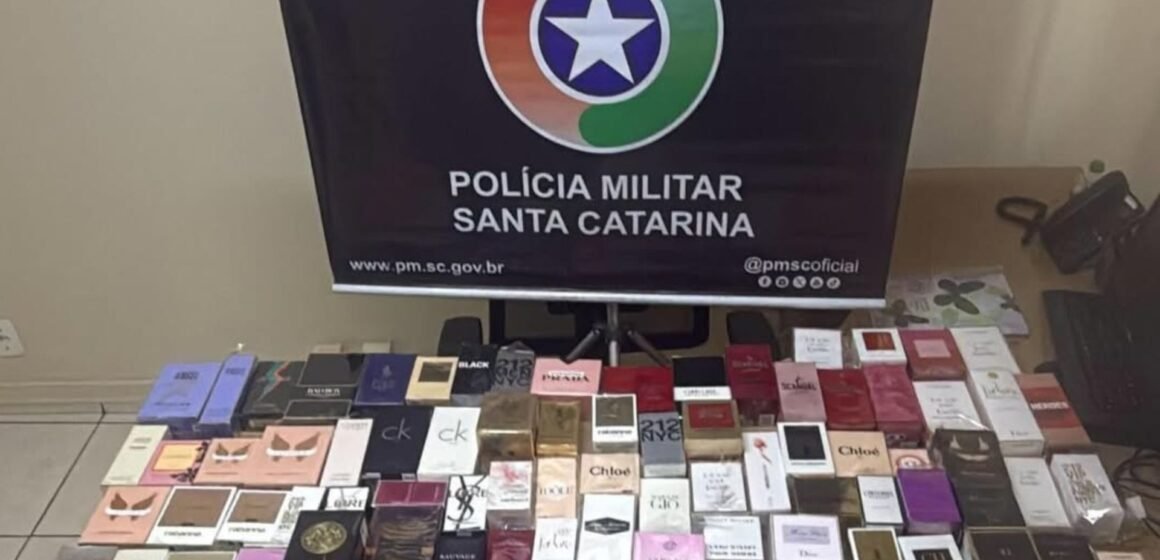 Ação conjunta prende casal suspeito de furtos e recupera perfumes em Garopaba Ação conjunta prende casal suspeito de furtos e recupera perfumes em Garopaba