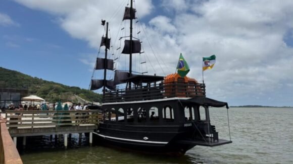 Laguna ganha nova atração de turismo náutico com estreia da Escuna Águas Cantantes