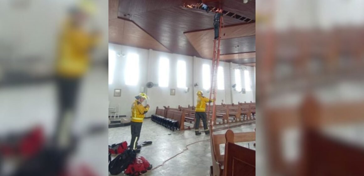 Trabalhador é resgatado após ficar suspenso no telhado de igreja em Tubarão