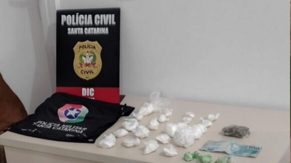 Homem é preso e adolescente apreendido por tráfico de drogas em Laguna