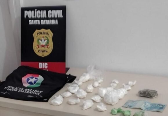 Homem é preso e adolescente apreendido por tráfico de drogas em Laguna