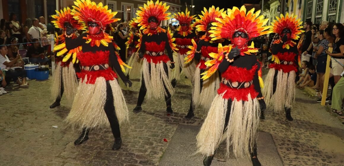 Desfiles das escolas de samba retornam a Laguna após 13 anos e reacendem tradição