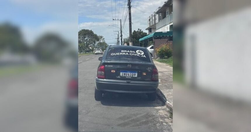 Homem é preso após colar adesivo de suástica em carro em Araranguá