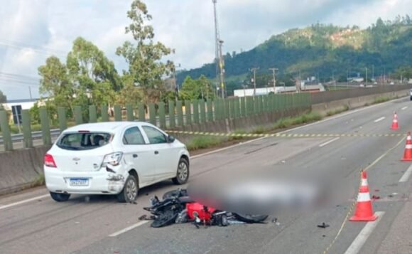 Motociclista morre em colisão traseira na BR-101, em Capivari de Baixo